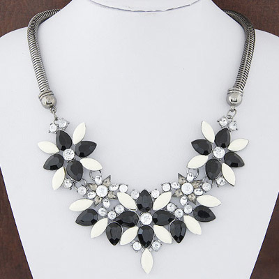 Sweet Black Gemstone Decorated Flower Shape Design