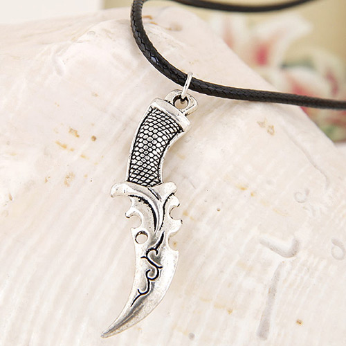 Vintage Silver Color Metal Crescent Moon Pendeant Decorated Simple Necklace
