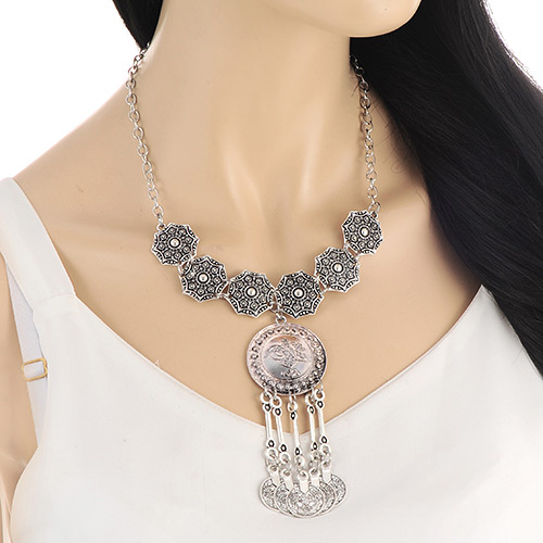 Personality Silver Color Round Shape Pendant Decorated Short Chain Necklace