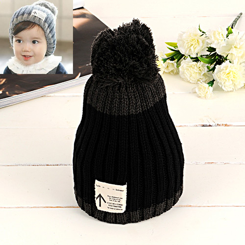 Fashion Black Big Fuzzy Ball Decorated Baby Knitted Hat