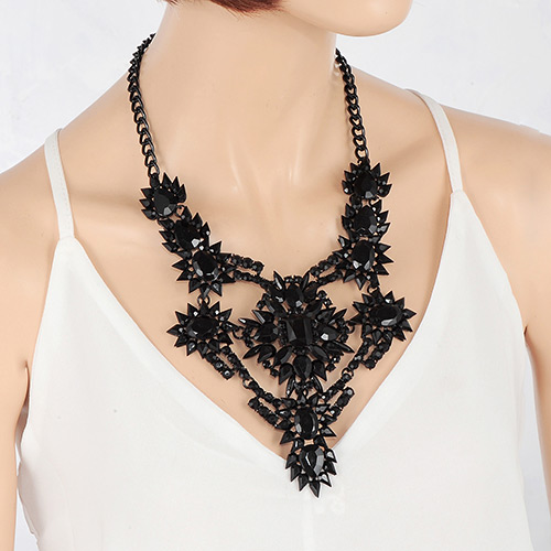 Elegant Black Hollow Out Flower Shape Pendant Decorated Short Chain Necklace