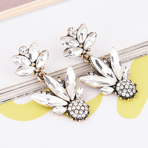 Fashion White Oval Shape Diamond Decorated Flower Shape Simple Earrings