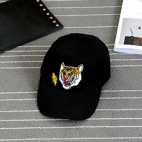 Fashion Black Embroidery Tiger Pattern Decorated Pure Color Baseball Cap