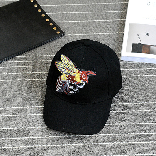 Fashion Black Embroidery Bee Pattern Decorated Pure Color Baseball Cap