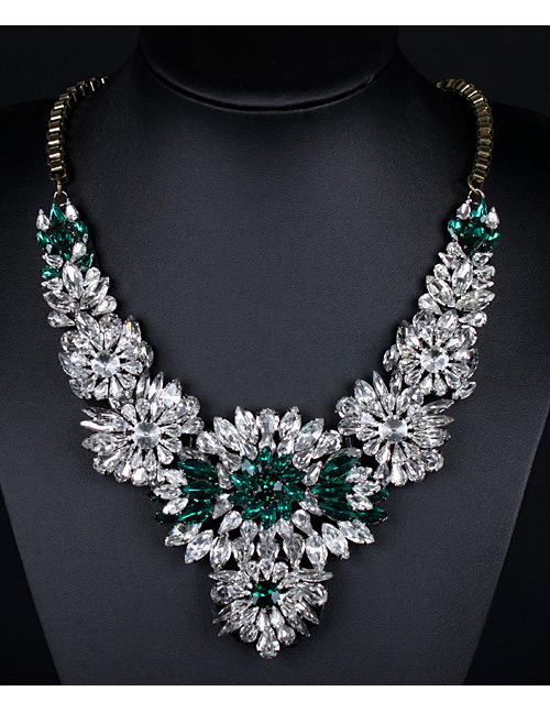 Trendy White+green Diamond Decorated Flower Shape Color Matching Simple Necklace