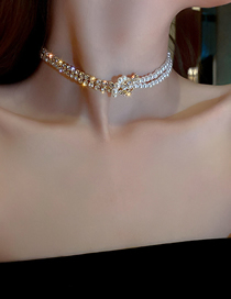 Collar Corto Con Diamantes Y Perlas